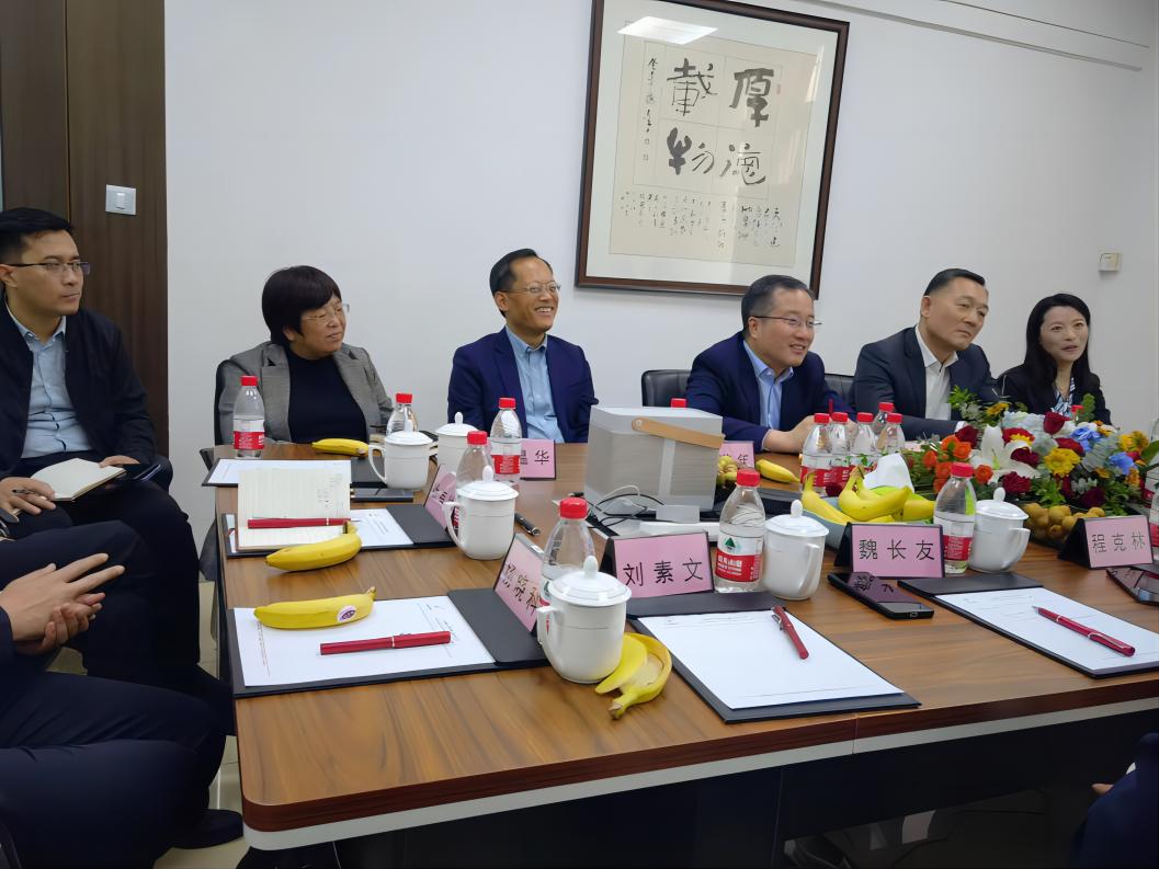 青島城陽(yáng)區領(lǐng)導及山大校友參訪(fǎng)赫立交流指導工作(圖4)